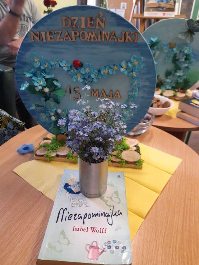 [FOTO] Niezapominajki i pachnidła, czyli majowe spotkanie Dyskusyjnego Klubu Książki