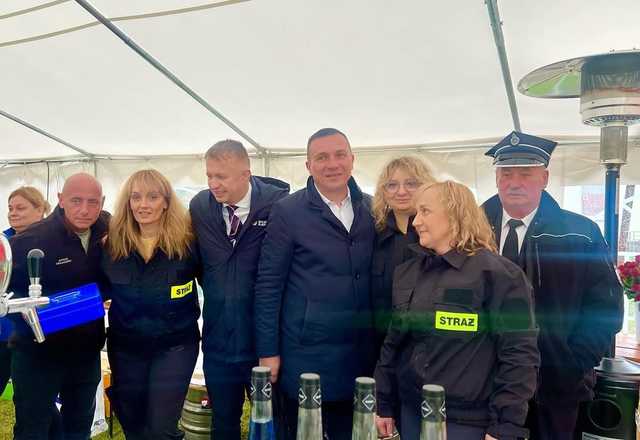 [FOTO] Deszcz nie przestraszył strażaków i mieszkańców Ożar. Za nami II Biesiada Strażacka 