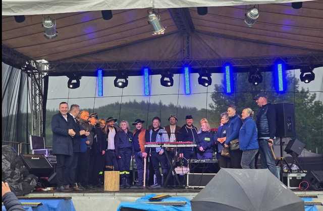 [FOTO] Deszcz nie przestraszył strażaków i mieszkańców Ożar. Za nami II Biesiada Strażacka 