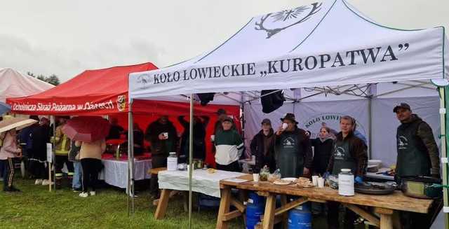 [FOTO] Deszcz nie przestraszył strażaków i mieszkańców Ożar. Za nami II Biesiada Strażacka 