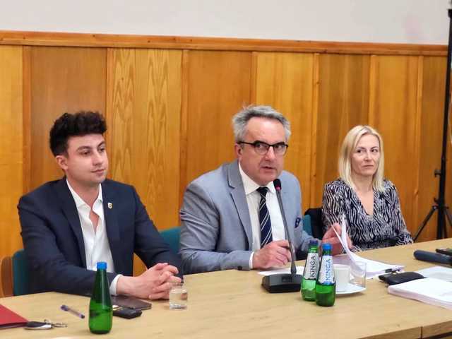 [FOTO] Rada Powiatu Ząbkowickiego udzieliła absulatorium zarządowi. Wicestarosta zrezygnował z pełnienia swojej funkcji 
