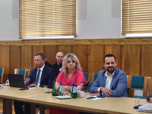 [FOTO] Rada Powiatu Ząbkowickiego udzieliła absulatorium zarządowi. Wicestarosta zrezygnował z pełnienia swojej funkcji 