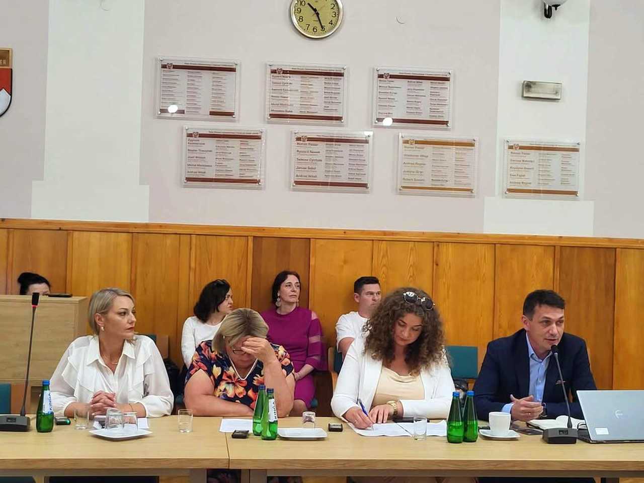 [FOTO] Rada Powiatu Ząbkowickiego udzieliła absulatorium zarządowi. Wicestarosta zrezygnował z pełnienia swojej funkcji 