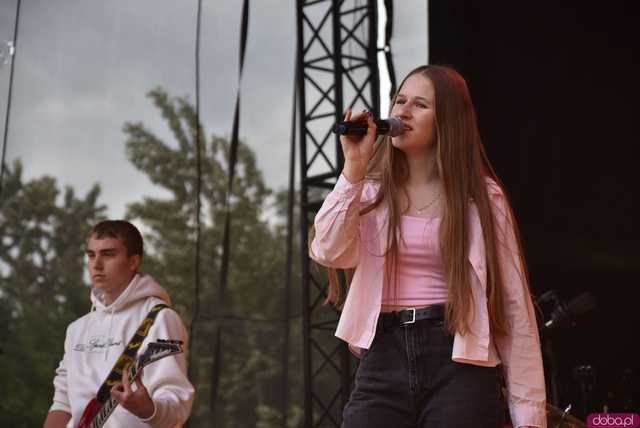 [FOTO] lokalnyFEST! trwa w najlepsze. Patrycja Grzelaczyk-Korchan rozpoczęła niedzielne koncerty Ziębice FEST 2025