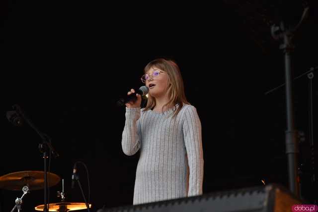 [FOTO] lokalnyFEST! trwa w najlepsze. Patrycja Grzelaczyk-Korchan rozpoczęła niedzielne koncerty Ziębice FEST 2025
