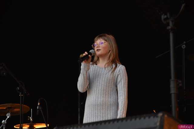 [FOTO] lokalnyFEST! trwa w najlepsze. Patrycja Grzelaczyk-Korchan rozpoczęła niedzielne koncerty Ziębice FEST 2025