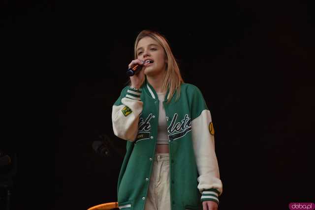 [FOTO] lokalnyFEST! trwa w najlepsze. Patrycja Grzelaczyk-Korchan rozpoczęła niedzielne koncerty Ziębice FEST 2025