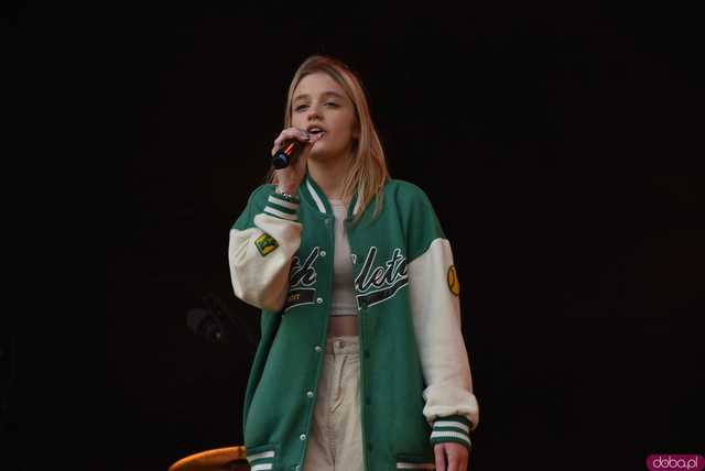 [FOTO] lokalnyFEST! trwa w najlepsze. Patrycja Grzelaczyk-Korchan rozpoczęła niedzielne koncerty Ziębice FEST 2025