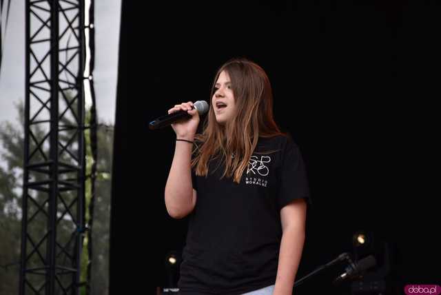 [FOTO] lokalnyFEST! trwa w najlepsze. Patrycja Grzelaczyk-Korchan rozpoczęła niedzielne koncerty Ziębice FEST 2025