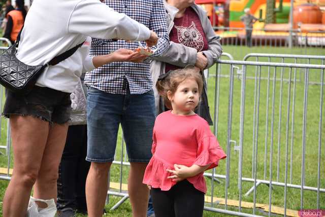 [FOTO] lokalnyFEST! trwa w najlepsze. Patrycja Grzelaczyk-Korchan rozpoczęła niedzielne koncerty Ziębice FEST 2025