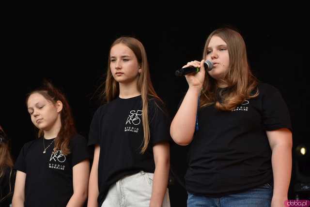 [FOTO] lokalnyFEST! trwa w najlepsze. Patrycja Grzelaczyk-Korchan rozpoczęła niedzielne koncerty Ziębice FEST 2025