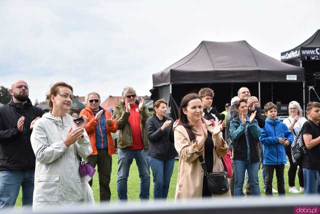 [FOTO] lokalnyFEST! trwa w najlepsze. Patrycja Grzelaczyk-Korchan rozpoczęła niedzielne koncerty Ziębice FEST 2025