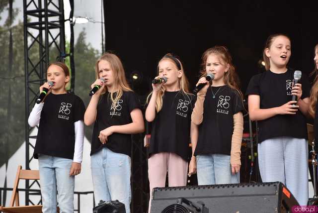 [FOTO] lokalnyFEST! trwa w najlepsze. Patrycja Grzelaczyk-Korchan rozpoczęła niedzielne koncerty Ziębice FEST 2025