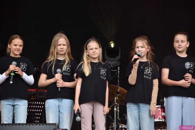 [FOTO] lokalnyFEST! trwa w najlepsze. Patrycja Grzelaczyk-Korchan rozpoczęła niedzielne koncerty Ziębice FEST 2025