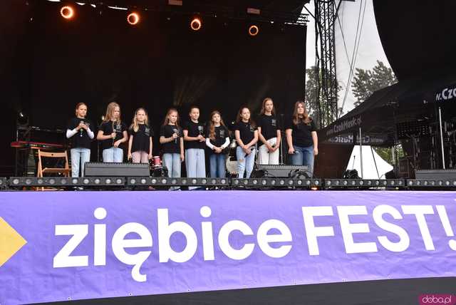 [FOTO] lokalnyFEST! trwa w najlepsze. Patrycja Grzelaczyk-Korchan rozpoczęła niedzielne koncerty Ziębice FEST 2025