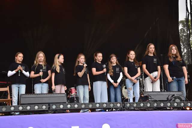 [FOTO] lokalnyFEST! trwa w najlepsze. Patrycja Grzelaczyk-Korchan rozpoczęła niedzielne koncerty Ziębice FEST 2025