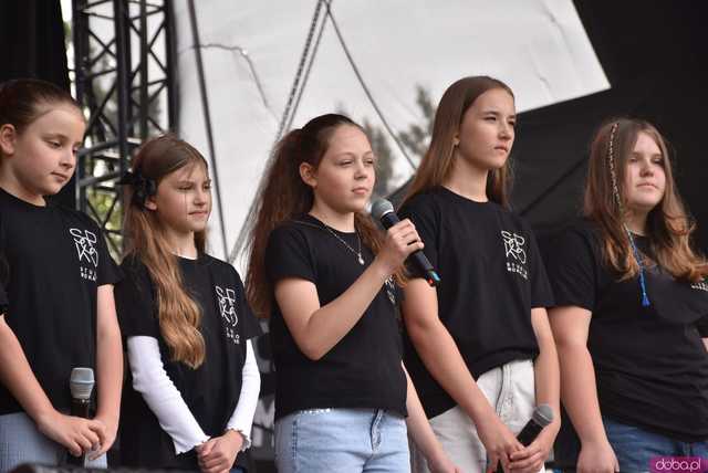 [FOTO] lokalnyFEST! trwa w najlepsze. Patrycja Grzelaczyk-Korchan rozpoczęła niedzielne koncerty Ziębice FEST 2025