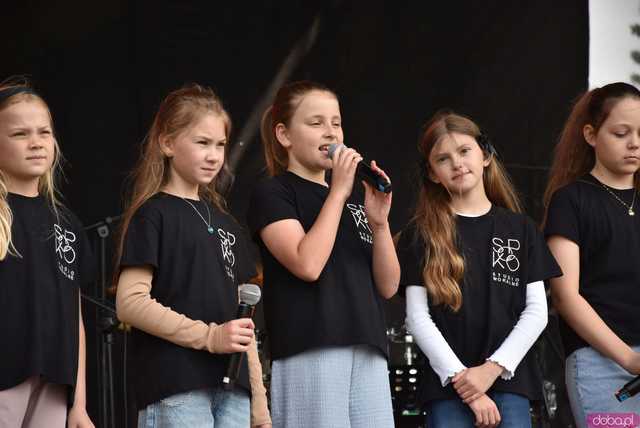 [FOTO] lokalnyFEST! trwa w najlepsze. Patrycja Grzelaczyk-Korchan rozpoczęła niedzielne koncerty Ziębice FEST 2025