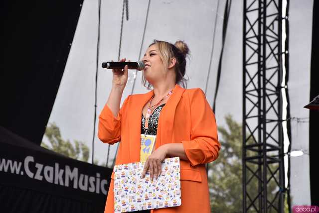 [FOTO] lokalnyFEST! trwa w najlepsze. Patrycja Grzelaczyk-Korchan rozpoczęła niedzielne koncerty Ziębice FEST 2025