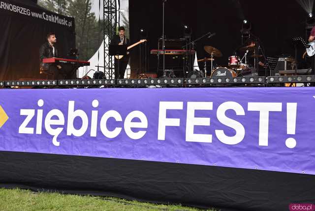 [FOTO] lokalnyFEST! trwa w najlepsze. Patrycja Grzelaczyk-Korchan rozpoczęła niedzielne koncerty Ziębice FEST 2025