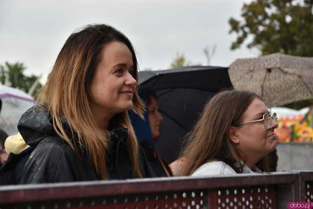 [FOTO] lokalnyFEST! trwa w najlepsze. Patrycja Grzelaczyk-Korchan rozpoczęła niedzielne koncerty Ziębice FEST 2025