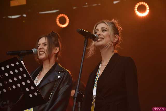 [FOTO] lokalnyFEST! trwa w najlepsze. Patrycja Grzelaczyk-Korchan rozpoczęła niedzielne koncerty Ziębice FEST 2025