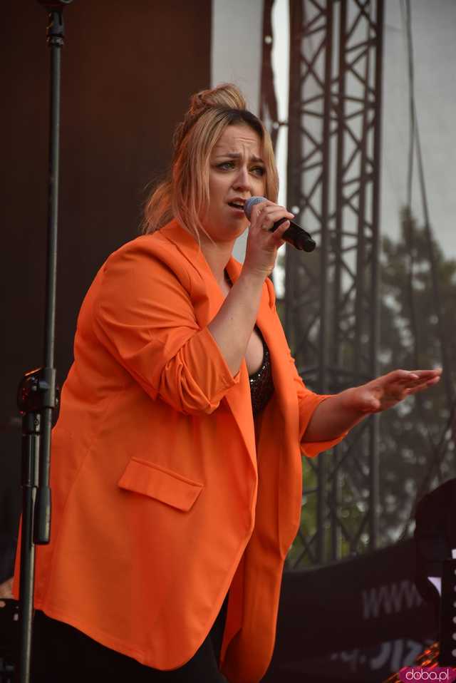 [FOTO] lokalnyFEST! trwa w najlepsze. Patrycja Grzelaczyk-Korchan rozpoczęła niedzielne koncerty Ziębice FEST 2025
