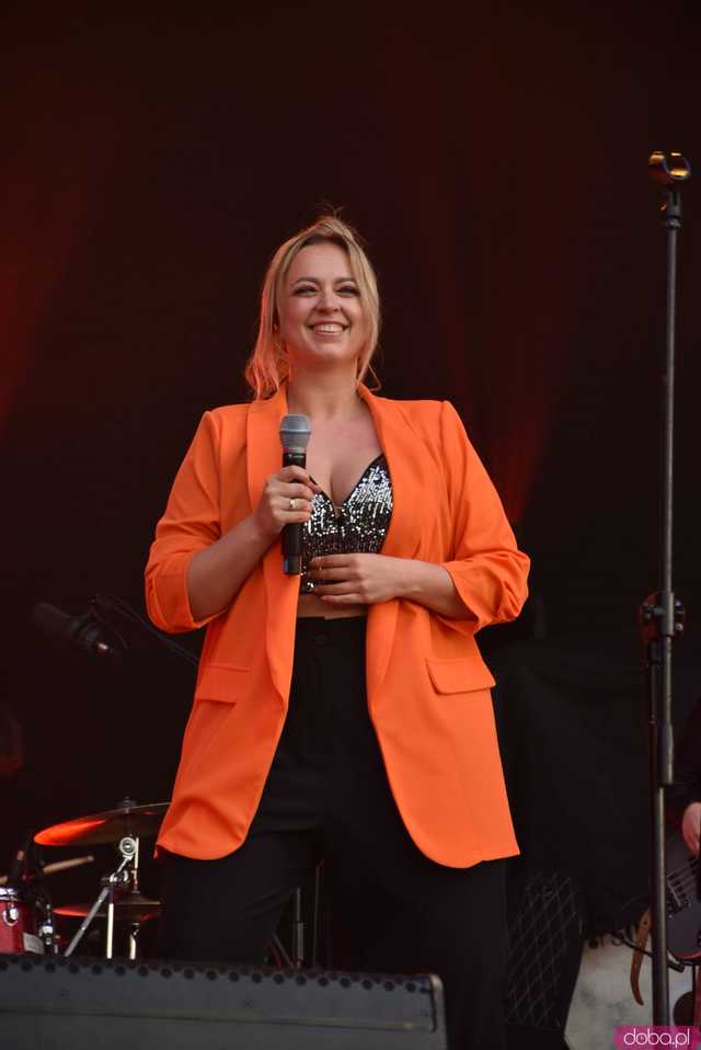 [FOTO] lokalnyFEST! trwa w najlepsze. Patrycja Grzelaczyk-Korchan rozpoczęła niedzielne koncerty Ziębice FEST 2025