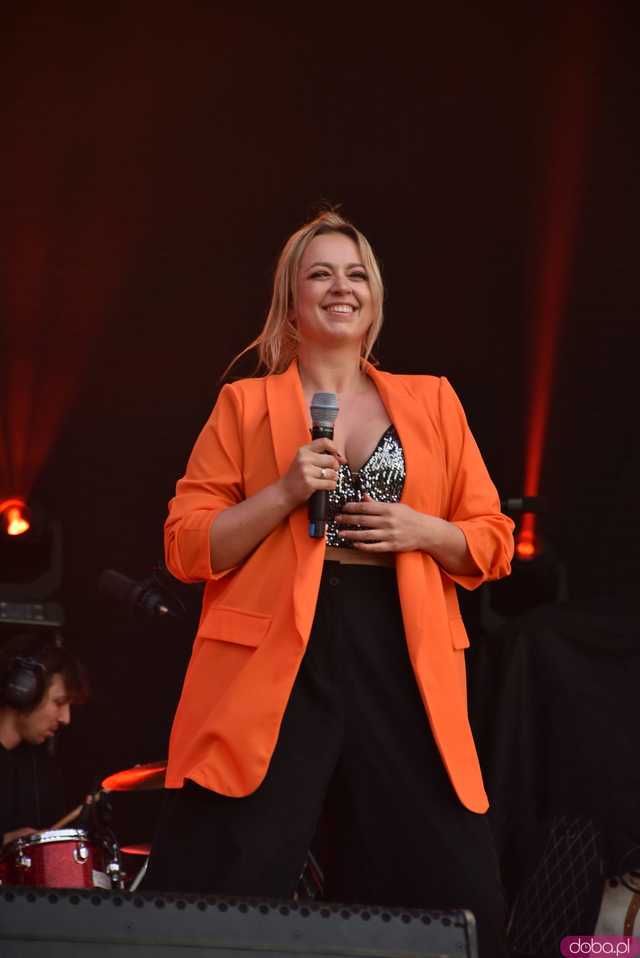 [FOTO] lokalnyFEST! trwa w najlepsze. Patrycja Grzelaczyk-Korchan rozpoczęła niedzielne koncerty Ziębice FEST 2025