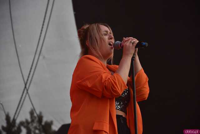 [FOTO] lokalnyFEST! trwa w najlepsze. Patrycja Grzelaczyk-Korchan rozpoczęła niedzielne koncerty Ziębice FEST 2025