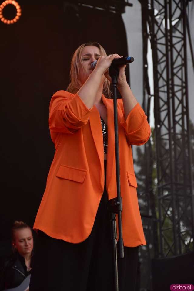 [FOTO] lokalnyFEST! trwa w najlepsze. Patrycja Grzelaczyk-Korchan rozpoczęła niedzielne koncerty Ziębice FEST 2025