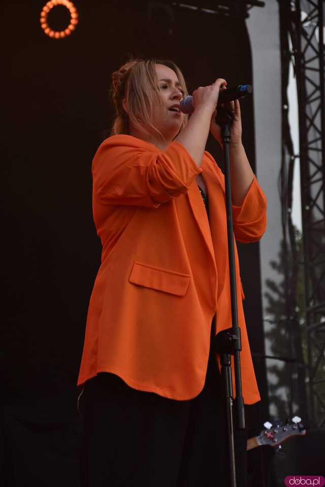 [FOTO] lokalnyFEST! trwa w najlepsze. Patrycja Grzelaczyk-Korchan rozpoczęła niedzielne koncerty Ziębice FEST 2025