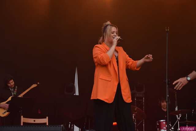 [FOTO] lokalnyFEST! trwa w najlepsze. Patrycja Grzelaczyk-Korchan rozpoczęła niedzielne koncerty Ziębice FEST 2025