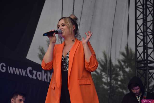 [FOTO] lokalnyFEST! trwa w najlepsze. Patrycja Grzelaczyk-Korchan rozpoczęła niedzielne koncerty Ziębice FEST 2025