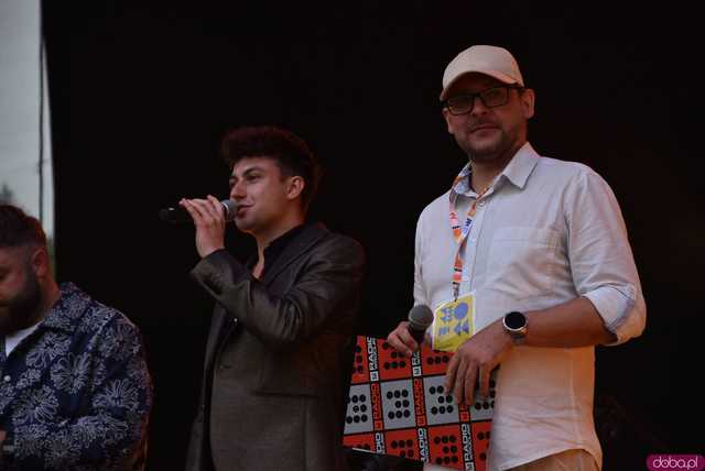 [FOTO] lokalnyFEST! trwa w najlepsze. Patrycja Grzelaczyk-Korchan rozpoczęła niedzielne koncerty Ziębice FEST 2025