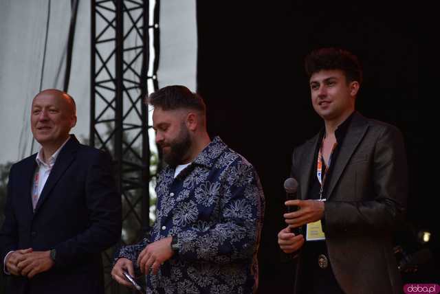 [FOTO] lokalnyFEST! trwa w najlepsze. Patrycja Grzelaczyk-Korchan rozpoczęła niedzielne koncerty Ziębice FEST 2025