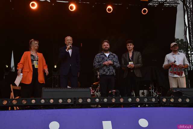 [FOTO] lokalnyFEST! trwa w najlepsze. Patrycja Grzelaczyk-Korchan rozpoczęła niedzielne koncerty Ziębice FEST 2025