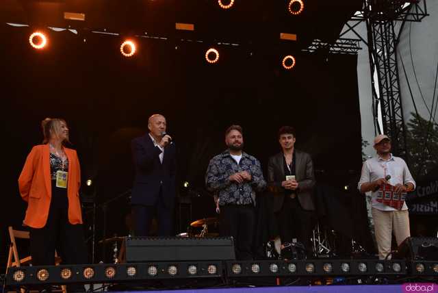 [FOTO] lokalnyFEST! trwa w najlepsze. Patrycja Grzelaczyk-Korchan rozpoczęła niedzielne koncerty Ziębice FEST 2025