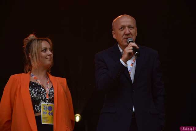 [FOTO] lokalnyFEST! trwa w najlepsze. Patrycja Grzelaczyk-Korchan rozpoczęła niedzielne koncerty Ziębice FEST 2025