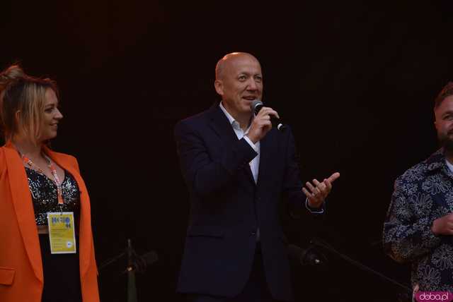 [FOTO] lokalnyFEST! trwa w najlepsze. Patrycja Grzelaczyk-Korchan rozpoczęła niedzielne koncerty Ziębice FEST 2025