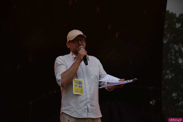 [FOTO] lokalnyFEST! trwa w najlepsze. Patrycja Grzelaczyk-Korchan rozpoczęła niedzielne koncerty Ziębice FEST 2025