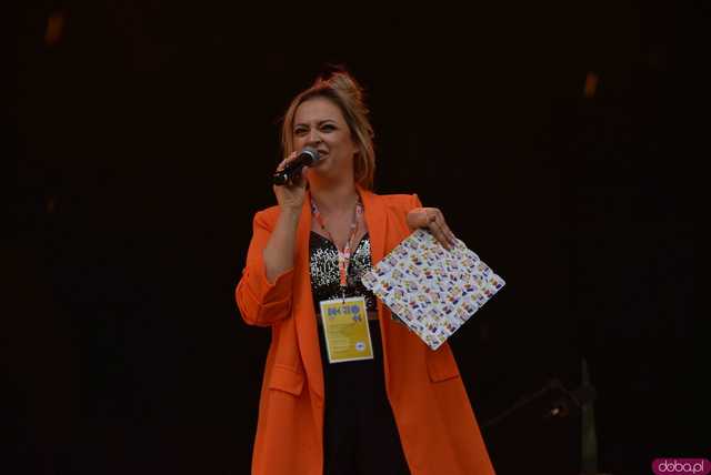 [FOTO] lokalnyFEST! trwa w najlepsze. Patrycja Grzelaczyk-Korchan rozpoczęła niedzielne koncerty Ziębice FEST 2025