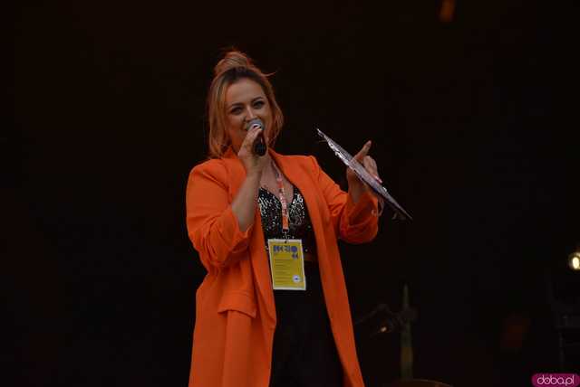 [FOTO] lokalnyFEST! trwa w najlepsze. Patrycja Grzelaczyk-Korchan rozpoczęła niedzielne koncerty Ziębice FEST 2025