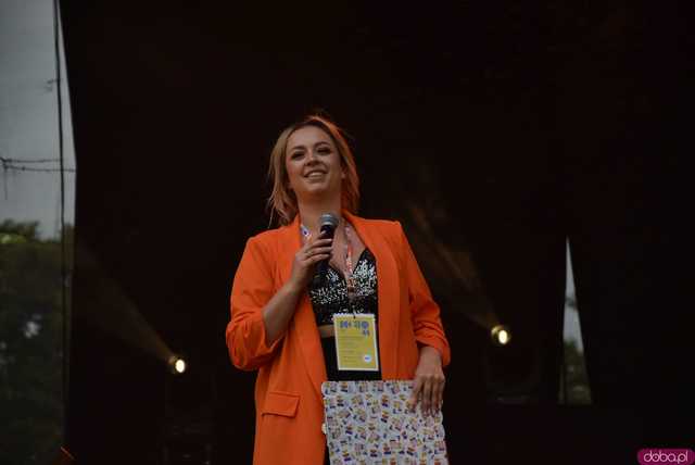 [FOTO] lokalnyFEST! trwa w najlepsze. Patrycja Grzelaczyk-Korchan rozpoczęła niedzielne koncerty Ziębice FEST 2025
