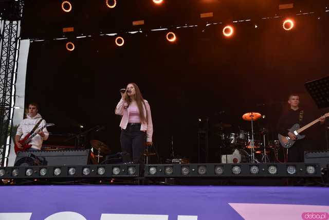 [FOTO] lokalnyFEST! trwa w najlepsze. Patrycja Grzelaczyk-Korchan rozpoczęła niedzielne koncerty Ziębice FEST 2025