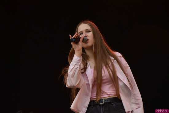 [FOTO] lokalnyFEST! trwa w najlepsze. Patrycja Grzelaczyk-Korchan rozpoczęła niedzielne koncerty Ziębice FEST 2025