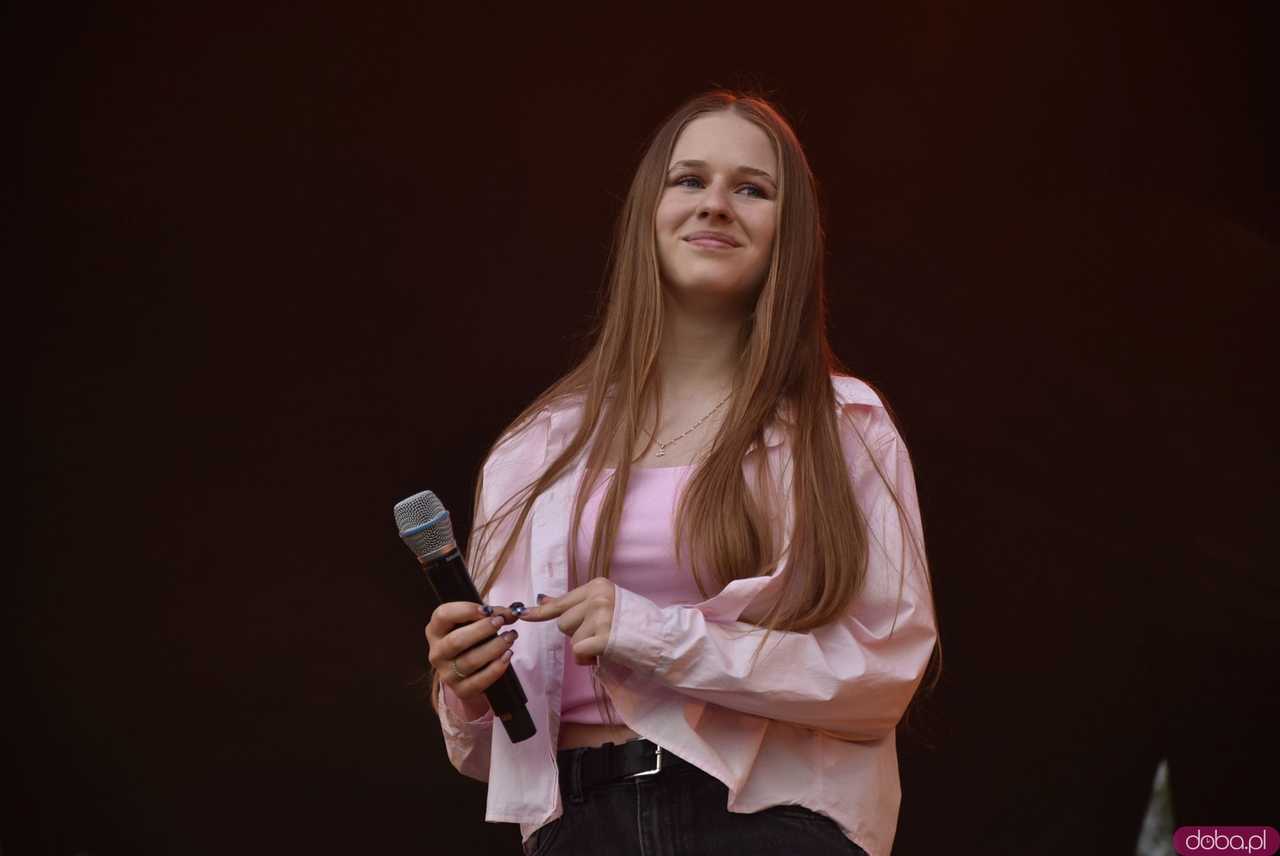 [FOTO] lokalnyFEST! trwa w najlepsze. Patrycja Grzelaczyk-Korchan rozpoczęła niedzielne koncerty Ziębice FEST 2025