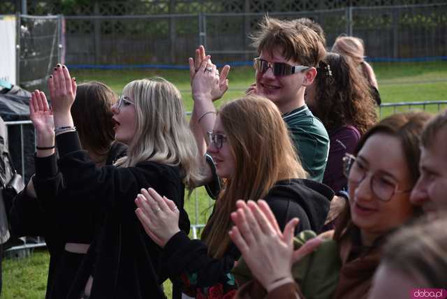 [FOTO] Pan Savyan podniósł temperaturę na scenie w Ziębicach 