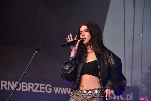 [FOTO] Na scenie Roxie Węgiel, która rozgrzewa publiczność do czerwoności 