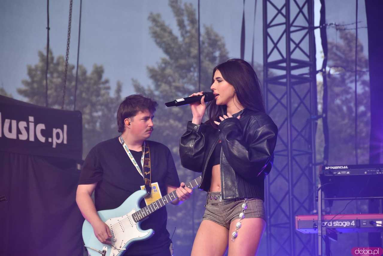 [FOTO] Na scenie Roxie Węgiel, która rozgrzewa publiczność do czerwoności 